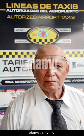 Caracas, Venezuela. 13 Juin, 2016. Chauffeur de taxi Manuel Villoria pose à l'aéroport de Caracas, Venezuela, le 13 juin 2016. Villoria, qui a été à cheval la route entre l'aéroport et le centre-ville pendant 33 ans, se plaint de la baisse du nombre de passagers. À partir du 17 juin 2016, Lufthansa suspendent leurs vols à destination de Caracas. Photo : Georg Ismar/dpa/Alamy Live News Banque D'Images