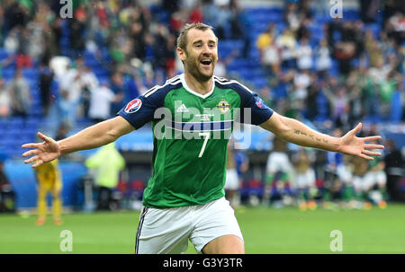 Lyon, France. 16 Juin, 2016. Buteur Niall McGinn de l'Irlande du Nord célèbre pendant l'UEFA Euro 2016 groupe C match de football en Ukraine et en Irlande du Nord à Stade de Lyon à Lyon, France, le 16 juin 2016. Photo : Uwe Anspach/dpa/Alamy Live News Banque D'Images