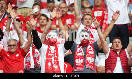 Paris, France. 16 Juin, 2016. Fans de Pologne cheer avant l'Euro 2016 football match du groupe C entre l'Allemagne et la Pologne à Paris, France, le 16 juin 2016. Credit : Bai Xuefei/Xinhua/Alamy Live News Banque D'Images