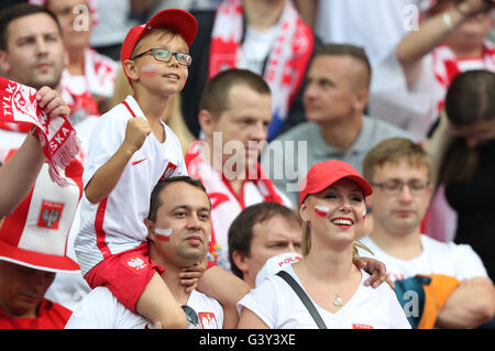 Paris, France. 16 Juin, 2016. Fans de Pologne cheer avant l'Euro 2016 football match du groupe C entre l'Allemagne et la Pologne à Paris, France, le 16 juin 2016. Credit : Bai Xuefei/Xinhua/Alamy Live News Banque D'Images