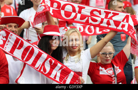 Paris, France. 16 Juin, 2016. Fans de Pologne cheer avant l'Euro 2016 football match du groupe C entre l'Allemagne et la Pologne à Paris, France, le 16 juin 2016. Credit : Bai Xuefei/Xinhua/Alamy Live News Banque D'Images