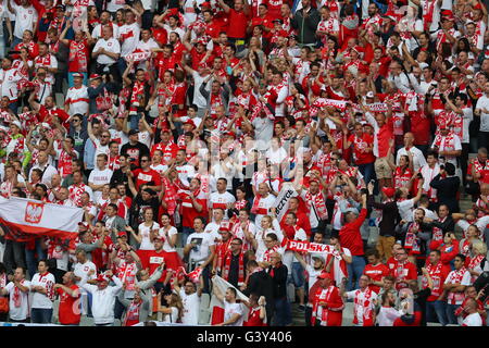 Saint-Denis, France. 16 Juin, 2016. Les partisans de la Pologne sont vus avant l'UEFA Euro 2016 groupe C match de football de l'Allemagne et de la Pologne au Stade de France à Saint-Denis, France, le 16 juin 2016. Photo : Christian Charisius/dpa/Alamy Live News Banque D'Images