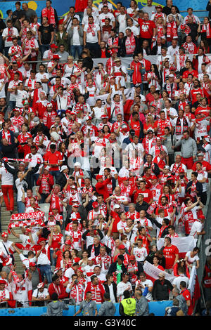 Saint-Denis, France. 16 Juin, 2016. Les partisans de la Pologne sont vus avant l'UEFA Euro 2016 groupe C match de football de l'Allemagne et de la Pologne au Stade de France à Saint-Denis, France, le 16 juin 2016. Photo : Christian Charisius/dpa/Alamy Live News Banque D'Images