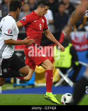 Paris, France. 16 Juin, 2016. Robert Lewandowski de Pologne fait concurrence au cours de l'Euro 2016 football match du groupe C entre l'Allemagne et la Pologne à Paris, France, le 16 juin 2016. Credit : Guo Yong/Xinhua/Alamy Live News Banque D'Images