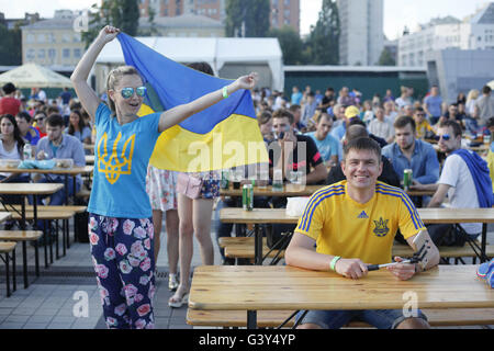 Kiev, Ukraine. 16 Juin, 2016. Zones de ventilateur en Ukraine à l'occasion de l'Euro de football 2016 : Crédit Nazar Furyk/ZUMA/Alamy Fil Live News Banque D'Images