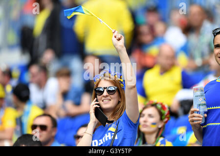 Lyon, France. 16 Juin, 2016. Partisans (Ukraine) ; 16 juin 2016 - Football : UEFA Euro France 2016 : Groupe C, l'Ukraine 0-2 Irlande du Nord au Stade de Lyon, Lyon, France. Credit : aicfoto/AFLO/Alamy Live News Banque D'Images