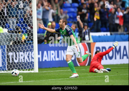 Lyon, France. 16 Juin, 2016. Niall McGinn (Irlande du Nord) ; 16 juin 2016 - Football : UEFA Euro France 2016 : Groupe C, l'Ukraine 0-2 Irlande du Nord au Stade de Lyon, Lyon, France. ; Joy But 0-2 ; Crédit : aicfoto/AFLO/Alamy Live News Banque D'Images