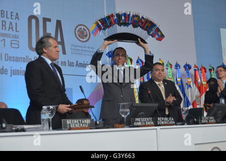 Santo Domingo, République dominicaine. 15 Juin, 2016. Image fournie par l'Organisation des États américains (OEA) montre le Ministre des affaires étrangères de la République dominicaine Andres Navarro (2L) et Secrétaire général de l'OEA, Luis Almagro (1re L) réagir après la 46e Assemblée Générale Ordinaire de l'OEA à Santo Domingo, capitale de la République dominicaine, le 15 juin 2016. © Juan Manuel Herrera/SV/Xinhua/Alamy Live News Banque D'Images