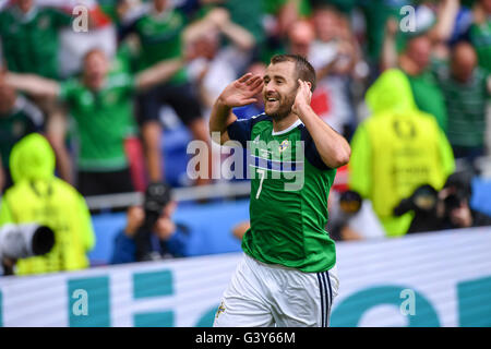 Lyon, France. 16 Juin, 2016. Niall McGinn (Irlande du Nord) ; 16 juin 2016 - Football : UEFA Euro France 2016 : Groupe C, l'Ukraine 0-2 Irlande du Nord au Stade de Lyon, Lyon, France. ; Joy But 0-2 ; Crédit : aicfoto/AFLO/Alamy Live News Banque D'Images