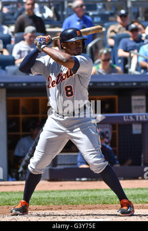 Le Bronx, New York, USA. 12 Juin, 2016. Justin Upton (Tigers), 12 juin 2016 : Justin Upton MLB - les Tigers de Detroit de la Ligue Majeure de Baseball pendant le match contre les Yankees de New York au Yankee Stadium dans le Bronx, New York, United States. © Hiroaki Yamaguchi/AFLO/Alamy Live News Banque D'Images