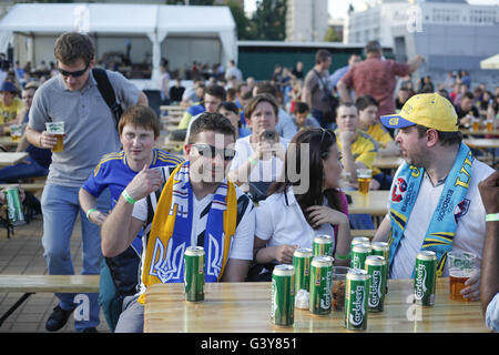 Kiev, Ukraine. 16 Juin, 2016. Ukrainian fans watch l'UEFA EURO 2016 groupe C avant-match entre l'Ukraine et d'Irlande du Nord à la fan zone à Kiev, Ukraine, 16 juin 2016. L'UEFA EURO 2016 de football a lieu du 10 juin au 10 juillet 2016 en France. Credit : Nazar Furyk/ZUMA/Alamy Fil Live News Banque D'Images