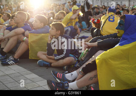 Kiev, Ukraine. 16 Juin, 2016. Ukrainian fans watch l'UEFA EURO 2016 groupe C avant-match entre l'Ukraine et d'Irlande du Nord à la fan zone à Kiev, Ukraine, 16 juin 2016. L'UEFA EURO 2016 de football a lieu du 10 juin au 10 juillet 2016 en France. Credit : Nazar Furyk/ZUMA/Alamy Fil Live News Banque D'Images