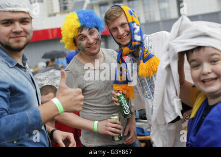 Kiev, Ukraine. 16 Juin, 2016. Ukrainian fans watch l'UEFA EURO 2016 groupe C avant-match entre l'Ukraine et d'Irlande du Nord à la fan zone à Kiev, Ukraine, 16 juin 2016. L'UEFA EURO 2016 de football a lieu du 10 juin au 10 juillet 2016 en France. Credit : Nazar Furyk/ZUMA/Alamy Fil Live News Banque D'Images