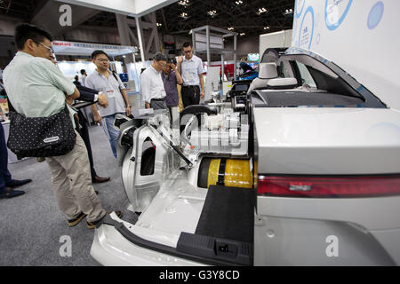 Tokyo, Japon. 17 Juin, 2016. Le marché de l'énergie, la biomasse, l'usine de l'usine Smart et l'Agriculture et de l'énergie renouvelable. 17 Juin, 2016. Tokyo, Japon, le 17 juin 2016 - Visiteurs regarder le système de pile à combustible d'un Toyota Mirai véhicule à la Toyota Motor Corp. stand pendant la communauté Smart 2016 Japon à Tokyo le vendredi 17 juin, 2016. La Communauté Smart Japan Expo met en valeur les dernières technologies liées à l'énergie de nouvelle génération, les réformes du marché de l'énergie, la biomasse, l'usine de l'usine smart et l'agriculture et de l'énergie renouvelable. Credit : AFLO/Alamy Live News Banque D'Images