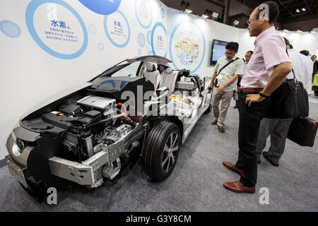 Tokyo, Japon. 17 Juin, 2016. Le marché de l'énergie, la biomasse, l'usine de l'usine Smart et l'Agriculture et de l'énergie renouvelable. 17 Juin, 2016. Tokyo, Japon, le 17 juin 2016 - Visiteurs regarder le système de pile à combustible d'un Toyota Mirai véhicule à la Toyota Motor Corp. stand pendant la communauté Smart 2016 Japon à Tokyo le vendredi 17 juin, 2016. La Communauté Smart Japan Expo met en valeur les dernières technologies liées à l'énergie de nouvelle génération, les réformes du marché de l'énergie, la biomasse, l'usine de l'usine smart et l'agriculture et de l'énergie renouvelable. Credit : AFLO/Alamy Live News Banque D'Images