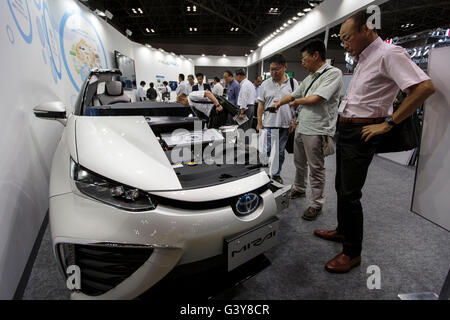 Tokyo, Japon. 17 Juin, 2016. Le marché de l'énergie, la biomasse, l'usine de l'usine Smart et l'Agriculture et de l'énergie renouvelable. 17 Juin, 2016. Tokyo, Japon, le 17 juin 2016 - Visiteurs regarder le système de pile à combustible d'un Toyota Mirai véhicule à la Toyota Motor Corp. stand pendant la communauté Smart 2016 Japon à Tokyo le vendredi 17 juin, 2016. La Communauté Smart Japan Expo met en valeur les dernières technologies liées à l'énergie de nouvelle génération, les réformes du marché de l'énergie, la biomasse, l'usine de l'usine smart et l'agriculture et de l'énergie renouvelable. Credit : AFLO/Alamy Live News Banque D'Images