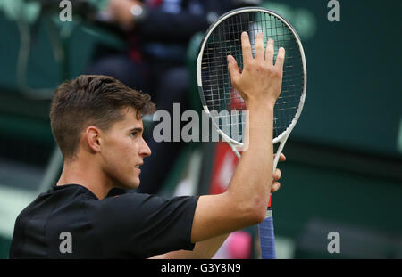 Halle, Allemagne. 16 Juin, 2016. Dominic Thiem tennis player de Autriche applaudit après sa victoire contre T. Gabashvili à partir de la Russie à l'ATP-tournoi à Halle, Allemagne, 16 juin 2016. Photo : Friso Gentsch/dpa/Alamy Live News Banque D'Images