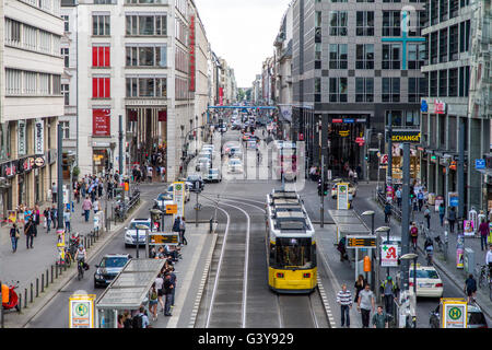 La circulation sur la rue Friedrichstrasse, à Berlin, Mitte, tramway, commerces, shopping, Allemagne Banque D'Images