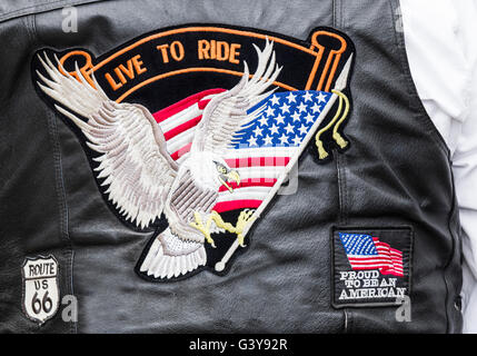 Port de motards "Live to ride", "fier d'être un Américain' et 'Route 66 badges à l'arrière du blouson de cuir. Banque D'Images