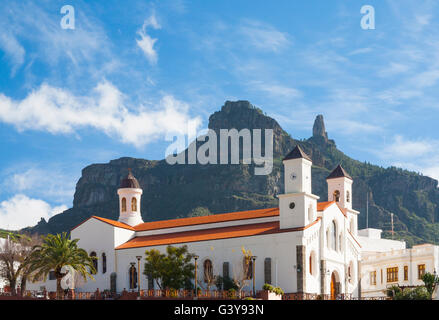 InTejeda dans l'église du village cratère central dans les montagnes de Gran Canaria, Îles Canaries, Espagne. Roque Nublo en arrière-plan. Banque D'Images