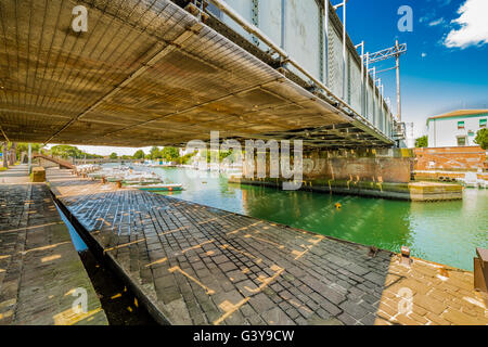 Pont de chemin de fer sur le canal du port de Rimini, Italie Banque D'Images