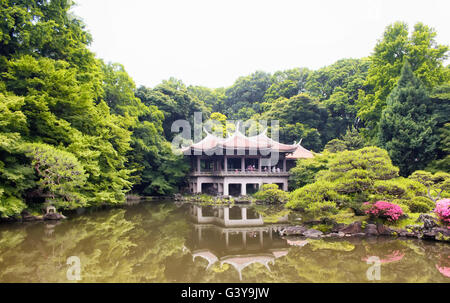 TOKYO - Mai 2016 : maison de thé traditionnelle japonaise à Shinjuku jardin le 28 mai 2016 Banque D'Images