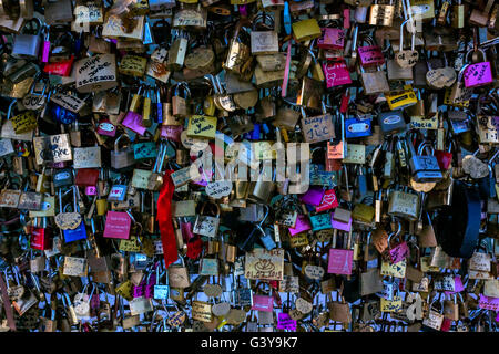 Serrures de l'amour à Paris Banque D'Images