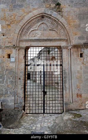 Entrée de Convicina Saint Antonio, habitations troglodytiques Sassi di Matera dans Sasso Barisano, UNESCO World Heritage Site, Matera, Italie Banque D'Images