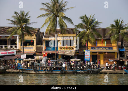 Boulevard de la promenade, le long de la rivière d'Hoi An, Vietnam, Southeast Asia, Asia Banque D'Images