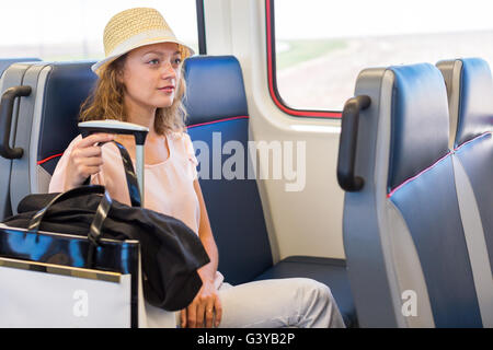 Jeune femme voyageant à partir de la gare de l'Aéroport International. Banque D'Images