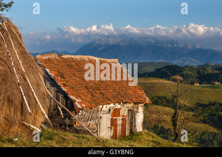 Maison traditionnelle d'un village de montagne dans la montagne roumaine Banque D'Images