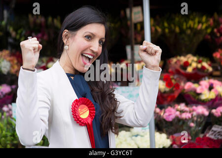 Le candidat du parti du travail Dr Rosena Allin-Khan hors Tooting Broadway Station en tant qu'électeurs se rendent aux urnes pour l'élection partielle qui aura lieu après que Sadiq Khan a démissionné de son siège parlementaire à la suite de son élection en tant que maire. Banque D'Images