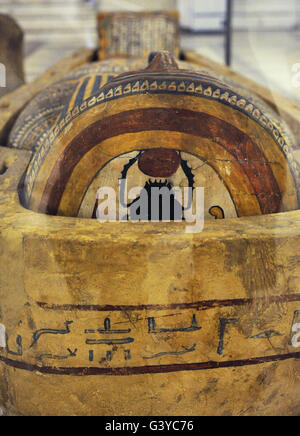 L'Égypte. Sarcophage de sacrificateur de dieu Amon. Peint. Le bois. Détail. Scarab. 10ème-9ème siècle avant JC. Troisième période intermédiaire. Le Musée de l'Ermitage. Saint Petersburg. La Russie. Banque D'Images