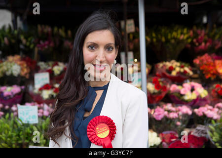 Le candidat du parti du travail Dr Rosena Allin-Khan hors Tooting Broadway Station en tant qu'électeurs se rendent aux urnes lors d'une élection partielle organisée après Sadiq Khan a démissionné de son siège parlementaire à la suite de son élection en tant que maire. Banque D'Images