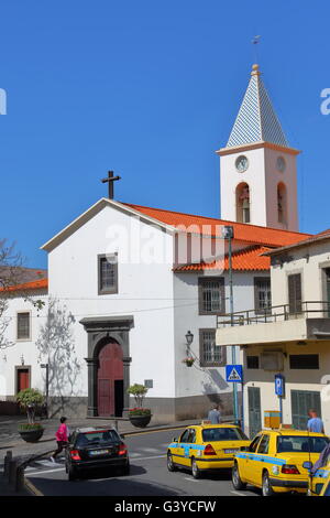 L'église catholique dans le petit village de Camara do Lobos sur l'île de Madère, Portugal Banque D'Images