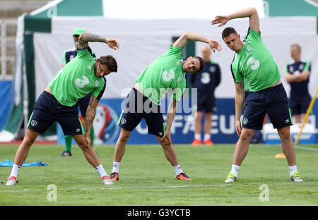 République d'Irlande (de gauche à droite) Jeff Hendrick, Robbie Brady et Ciaran Clark pendant une session de formation au stade de Montbauron, Versailles. Banque D'Images