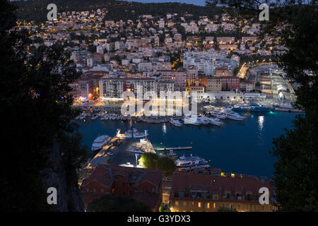 Vue sur le port de Nice, France. Port Lympia en début de soirée Banque D'Images