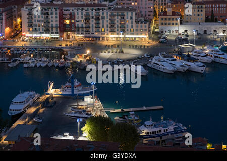 Vue sur le port de Nice, France. Port Lympia en début de soirée Banque D'Images