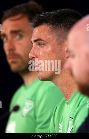 La République d'Irlande Ciaran Clark parle aux médias aux côtés de Richard Keogh lors d'une conférence de presse tenue au stade de Montbauron, Versailles. Banque D'Images