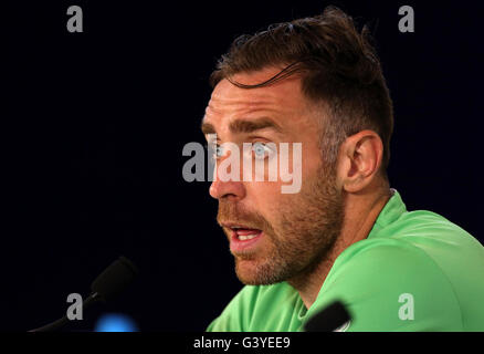 République d'Irlande est Richard Keogh parle aux médias lors d'une conférence de presse tenue au stade de Montbauron, Versailles. Banque D'Images