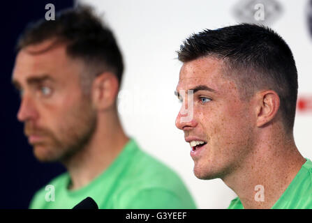 La République d'Irlande Ciaran Clark parle aux médias aux côtés de Richard Keogh lors d'une conférence de presse tenue au stade de Montbauron, Versailles. Banque D'Images