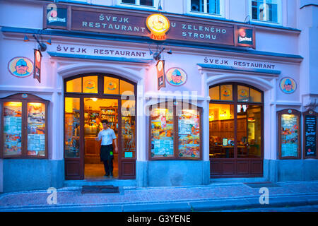 Restaurant la nuit à Prague Banque D'Images