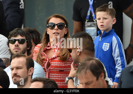 Coleen Rooney (à gauche) et Kai Rooney dans les stands pendant l'UEFA Euro 2016, Groupe B match au Stade Félix Bollaert-Delelis, lentille. Banque D'Images