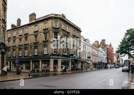 Oxford, Royaume-Uni - 12 août 2015 : High Street à Oxford un jour de pluie. Cette rue est le centre de la ville . Banque D'Images