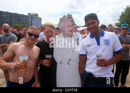 Les fans de football de la zone des fans de Lille, France, ont vu l'Europe 2016 de l'Angleterre s'affronter avec le pays de Galles. Banque D'Images