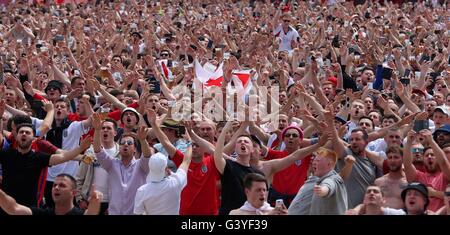 Les fans de football dans la zone des fans à Lille, France, regarder l'Angleterre à l'Euro 2016 en conflit avec le pays de Galles. Banque D'Images