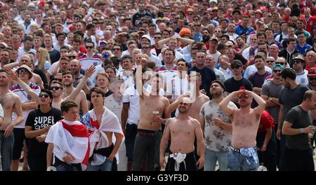 Les fans de football dans la zone des fans à Lille, France, regarder l'Angleterre à l'Euro 2016 en conflit avec le pays de Galles. Banque D'Images