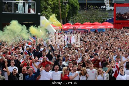 Les fans de football dans la zone des fans à Lille, France, regarder l'Angleterre à l'Euro 2016 en conflit avec le pays de Galles. Banque D'Images