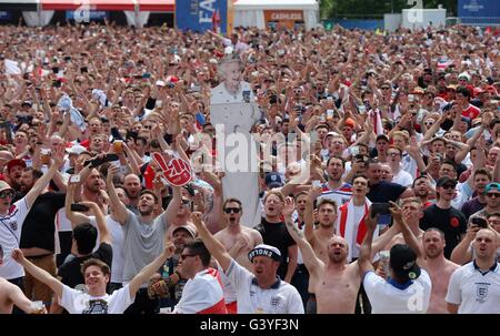 Les fans de football dans la zone des fans à Lille, France, regarder l'Angleterre à l'Euro 2016 en conflit avec le pays de Galles. Banque D'Images