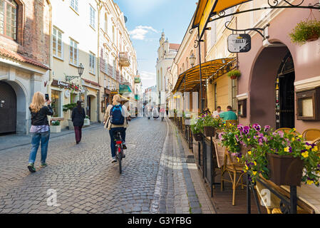 VILNIUS, LITUANIE - 7 juin 2016 : des personnes non identifiées, à pied dans le centre historique de la ville sur un jour de printemps ensoleillé Banque D'Images